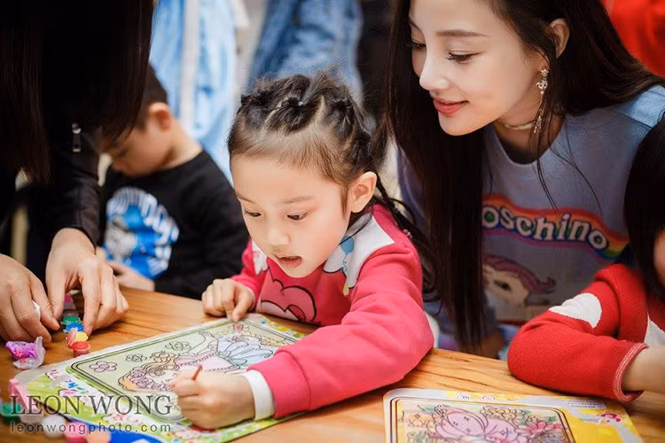 Nhóc tì nhà Lý Tiểu Lộ rất thích vẽ, đánh đàn piano.