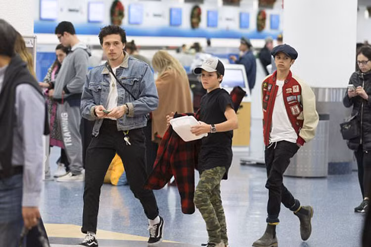 Bé Harper quấn bố David thay vì mẹ Victoria Beckham hay các anh trai.