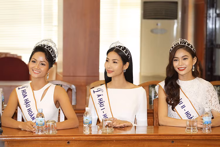 H’Hen Niê, Hoàng Thùy và Mâu Thủy đẹp rạng rỡ trong chuyến đi.