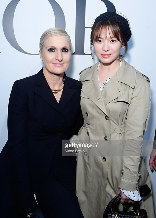 Song Hye Kyo là một trong những khách hàng thân thiết của Giám đốc sáng tạo Maria Grazia Chiuri và thương hiệu Dior. Nhà mốt Pháp từng thiết kế riêng cho người đẹp chiếc váy trắng cổ điển trong lễ cưới vào năm 2017.