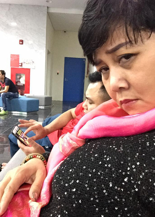 Nghệ sĩ Minh Hằng cũng đăng tải hình ảnh hậu trường Táo quân 2018 kèm lời chia sẻ các nghệ sĩ mắt thâm quầng vì lịch tập.