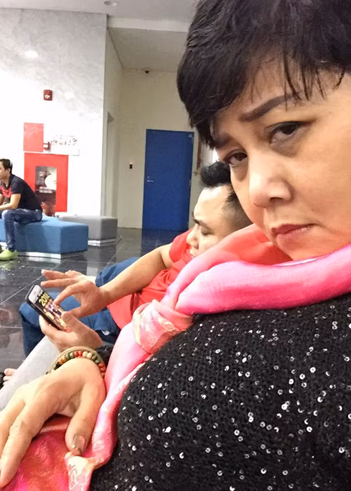 Nghệ sĩ Minh Hằng cũng đăng tải hình ảnh hậu trường Táo quân 2018 kèm lời chia sẻ các nghệ sĩ mắt thâm quầng vì lịch tập.