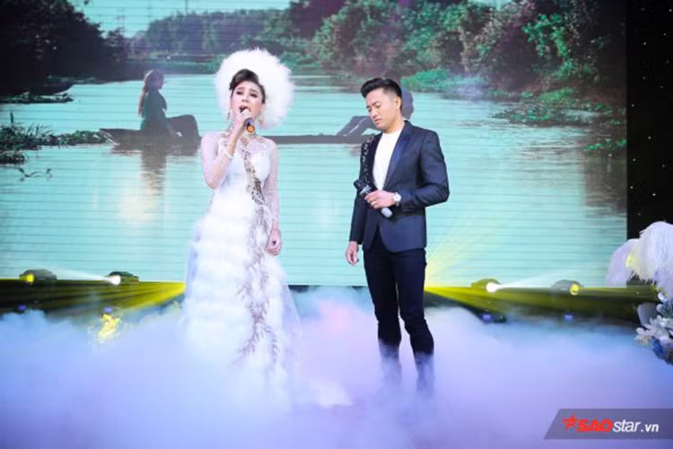 Vào ngày 28/12/2017, Lâm Khánh Chi và Trần Phi Hùng tổ chức hôn lễ. Trong đám cưới Lâm Khánh Chi, cô thay đến 5 bộ trang phục. Ảnh: Saostar