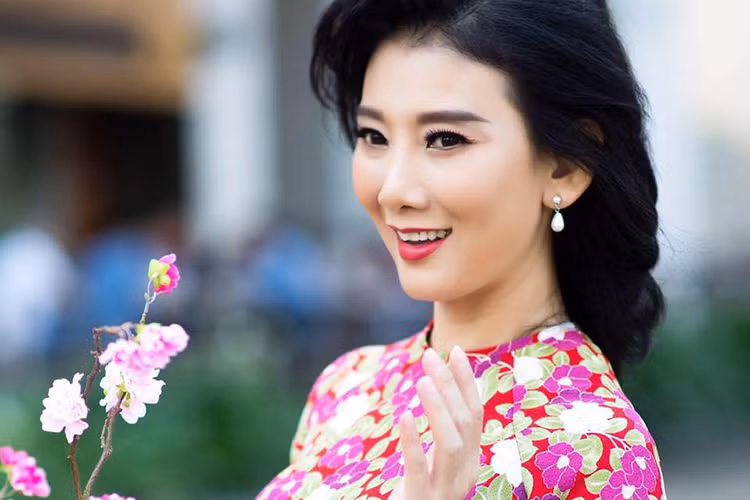 Cũng tham gia “Cả một đời ân oán”, diễn viên Mỹ Uyên ngoài đời được khen ngợi trẻ trung. Tuy nhiên dù đã ngoài 40, cô vẫn chưa chịu lấy chồng.