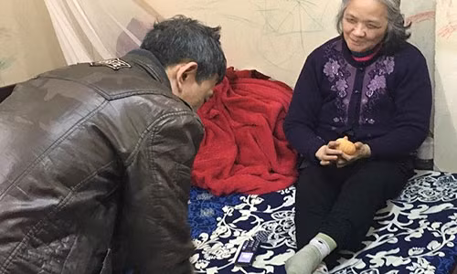 Ông Thọ chia sẻ: Đến bây giờ tôi vẫn thương vợ như ngày xưa, bà ấy luôn là người quan trọng nhất với tôi". Ảnh: Lê Thúy