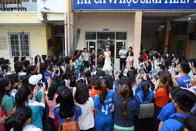  Hình ảnh H’Hen Niê được vây kín khi trở lại thăm trường cũ.