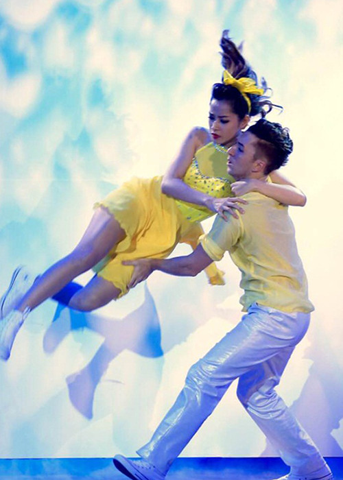 Bị chấn thương ở chân, Chi Pu té ngã trong khi biểu diễn tại liveshow 8 Bước nhảy hoàn vũ. Ảnh: Vietnamnet