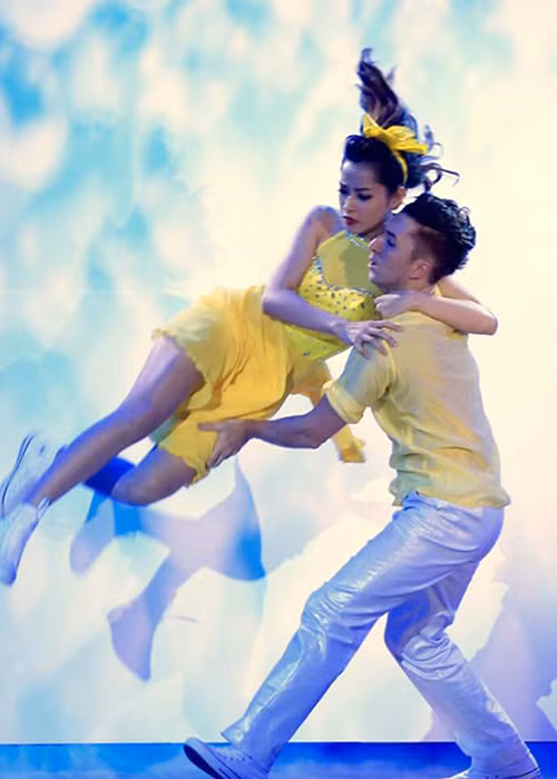 Bị chấn thương ở chân, Chi Pu té ngã trong khi biểu diễn tại liveshow 8 Bước nhảy hoàn vũ. Ảnh: Vietnamnet