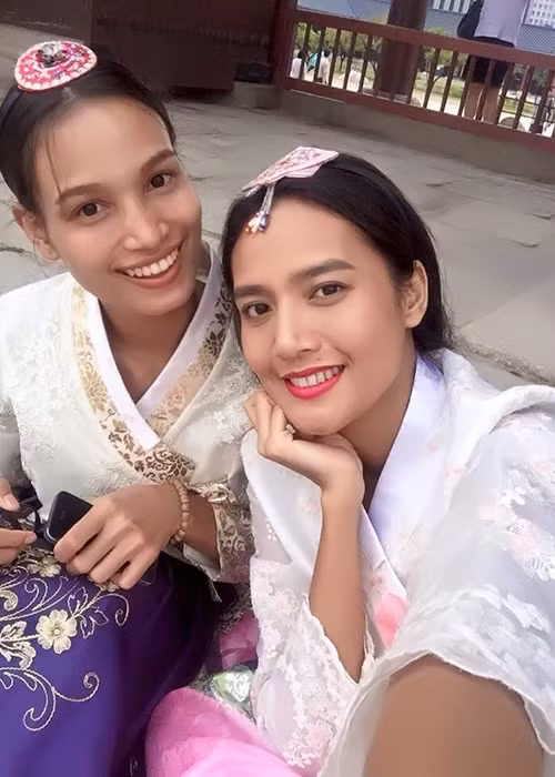 Được biết, năm 2013, H'Ăng Niê đã tốt nghiệp trường Cao đẳng Sư phạm Đắk Lắk và trở thành giảng viên dạy kỹ năng cho một công ty truyền thông tại TP HCM.