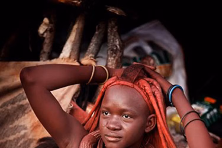 Những món phụ kiện trên người phụ nữ Himba thường khá cầu kỳ và khác nhau tùy thuộc vào tuổi tác và đã kết hôn hay chưa.