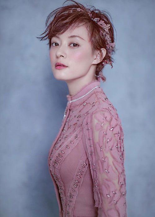 Tôn Lệ là nữ diễn viên nổi tiếng xứ Trung. Cô đóng loạt phim đình đám: "Tân Bến Thượng Hải", "Chân Hoàn truyện", "Mị Nguyệt truyện", "Năm ấy hoa nở trăng vừa tròn".... Tôn Lệ là nữ diễn viên nổi tiếng xứ Trung. Cô đóng loạt phim đình đám: "Tân Bến Thượng Hải", "Chân Hoàn truyện", "Mị Nguyệt truyện", "Năm ấy hoa nở trăng vừa tròn"....