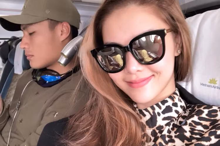 Kỳ Hân cùng ông xã Mạc Hồng Quân đáp chuyến bay đến Côn Đảo.