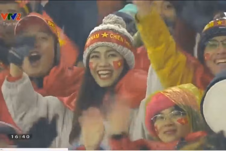 Hình ảnh của Thanh Tú reo hò cùng đông đảo cổ động viên Việt Nam trong trận chung kết.