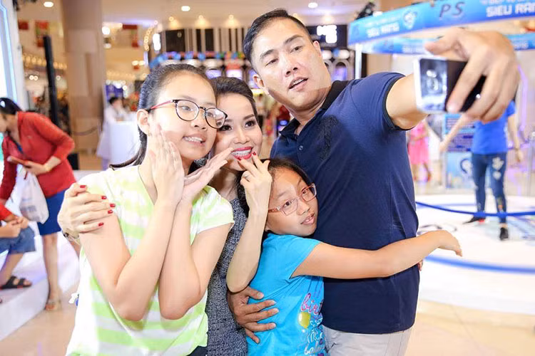 Sau khi kết hôn, vợ chồng Cẩm Ly- Minh Vy lần lượt sinh hai cô con gái Cẩm Uyên và Cẩm Anh.