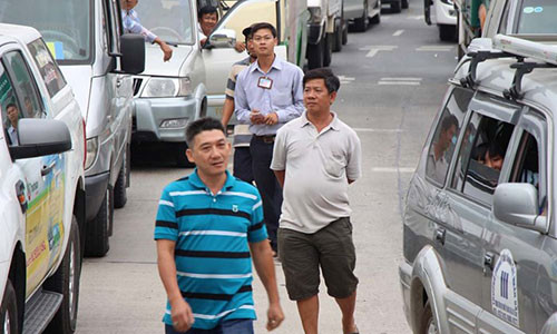 Các tài xế bỏ xuống xe để ngóng xem tình hình giao thông phía trước.