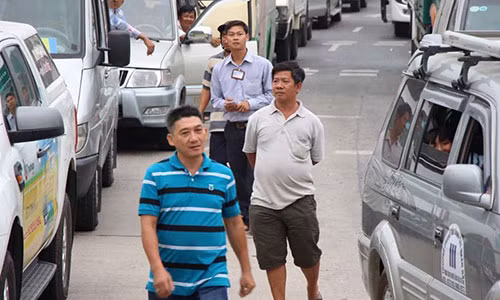 Các tài xế bỏ xuống xe để ngóng xem tình hình giao thông phía trước.