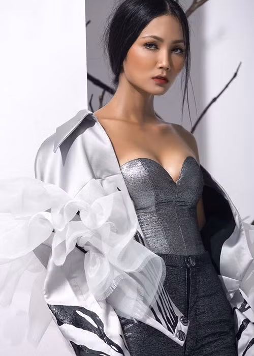 H'Hen Niê là một người mẫu tự do. Cô từng tham gia 3 mùa giải của Vietnam's Next Top Model. Ảnh: Infonet