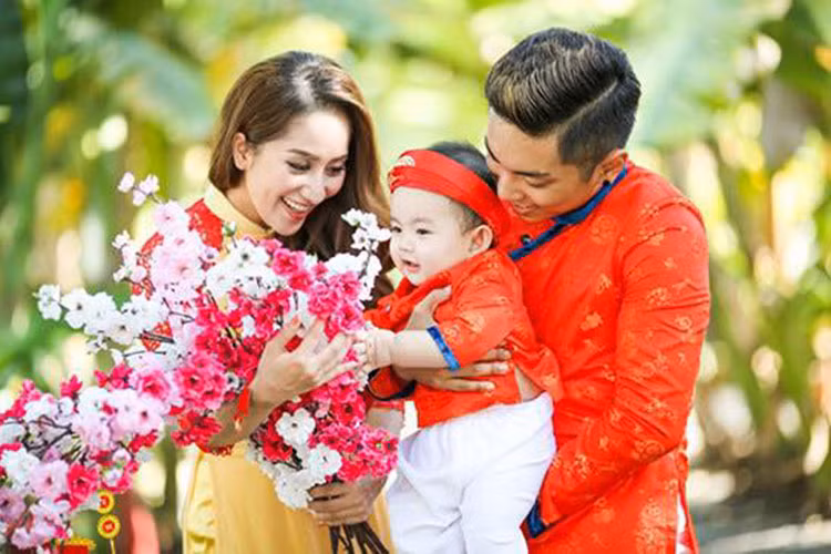 Vợ chồng Khánh Thi - Phan Hiển bày tỏ cảm xúc sau trận đấu: “Hôm nay vui như Tết vậy. Tự hào quá Việt Nam ơi”.