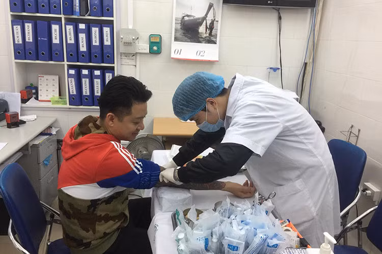 Tuấn Hưng kiểm tra sức khỏe sau khi chạy show cuối năm.