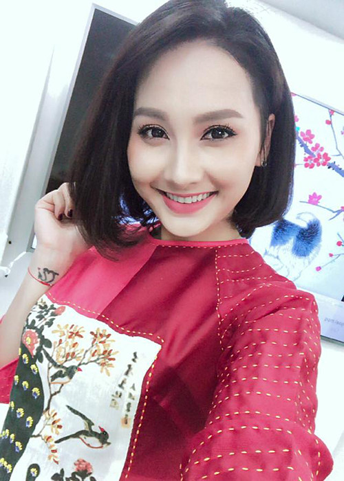 Bảo Thanh “Sống chung với mẹ chồng” mặc áo dài đi quay chương trình Tết.