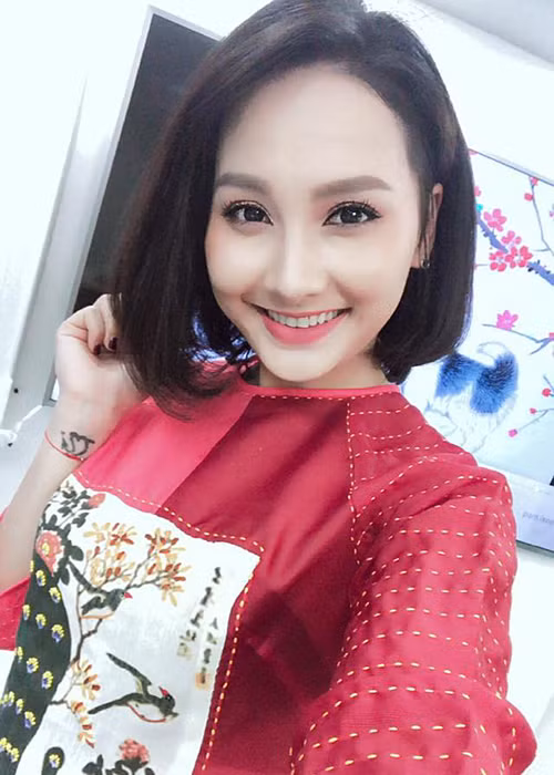 Bảo Thanh “Sống chung với mẹ chồng” mặc áo dài đi quay chương trình Tết.