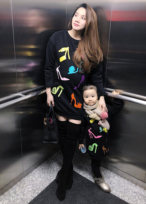 Trang Nhung và con trai đầu lòng diện đồ đôi.