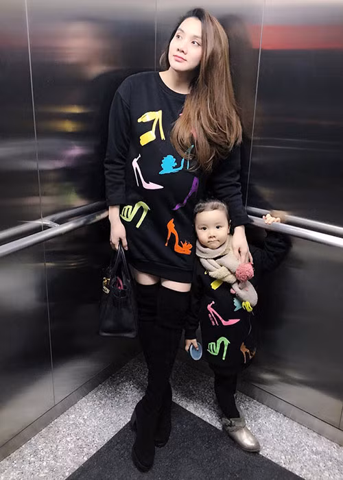 Trang Nhung và con trai đầu lòng diện đồ đôi.