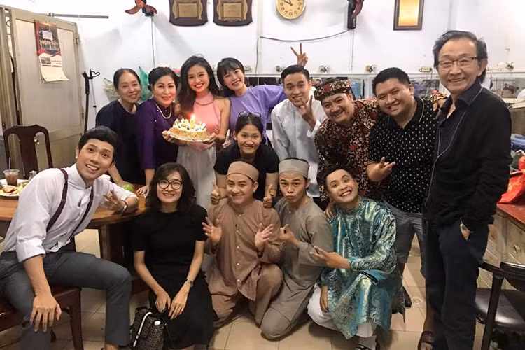  Hot Face sao Việt 24h: Lê Lộc - con gái của Lê Giang xúc động khi được nghệ sĩ Hồng Vân và các nghệ sĩ khác tổ chức sinh nhật muộn.