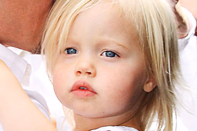 Năm 2006, Angelina Jolie hạ sinh con gái Shiloh. Trong ảnh, cô nhóc dễ thương khi được 2 tuổi.