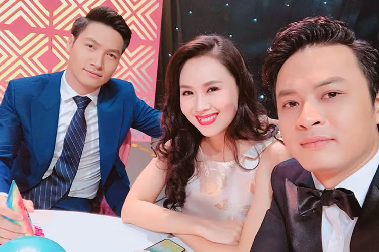 Hồng Đăng và Mạnh Trường cùng góp mặt trong “Cả một đời ân oán”. Ngoài đời, cả hai đều kết hôn sớm với “nửa kia” làm ngoài ngành giải trí.