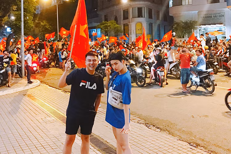 Đôi bạn thân Duy Khánh và Miu Lê chia sẻ niềm vui mừng trước chiến thắng của đội tuyển Việt Nam.