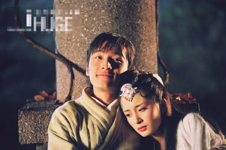 Nam diễn viên sinh năm 1982 còn từng vướng nghi vấn phim giả tình thật với Dương Mịch. Cặp đôi được cho là hẹn hò trong khoảng 2 năm.