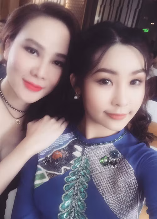 Dương Yến Ngọc chụp ảnh kỷ niệm cùng Lê Âu Ngân Anh là một trong những tin tức sao Việt trong ngày 10/1.