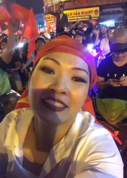 Phương Thanh luôn theo sát các cầu thủ U23.