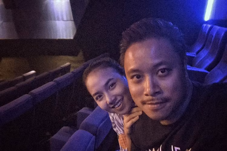 Đôi vợ chồng nổi tiếng của showbiz Việt đi xem phim hâm nóng tình cảm.