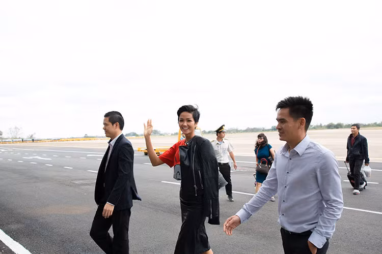 Chiều cùng ngày 22/1, Hoa hậu H'Hen Niê tiếp tục đến thăm lãnh đạo chính quyền địa phương huyện nơi cô sinh sống sau đó tham gia chương trình giao lưu với đồng bào, người dân Đắk Lắk.