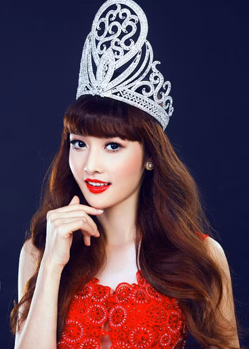 Triệu Thị Hà là cô gái dân tộc Nùng, đến từ Cao Bằng. Người đẹp sinh năm 1992 đăng quang Hoa hậu các dân tộc Việt Nam 2011.