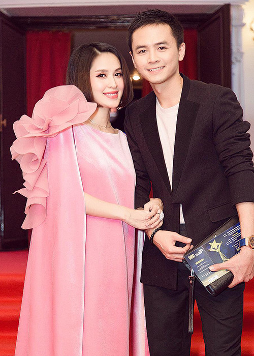 Văn Anh hộ tống Tú Vi đến tham gia một sự kiện giải trí.