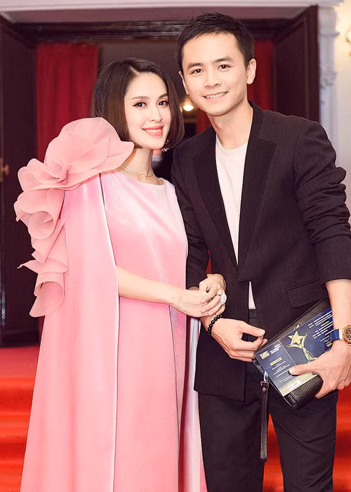 Văn Anh hộ tống Tú Vi đến tham gia một sự kiện giải trí.