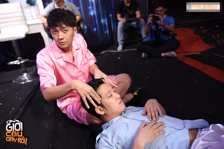 Ngô Kiến Huy chăm sóc Trường Giang ở hậu trường. Cả hai là trưởng phòng, phó phòng của “Ơn giời, cậu đây rồi”.