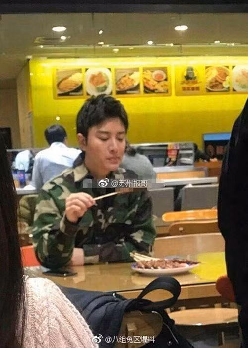 Về phía Giả Nãi Lượng, anh vừa bị bắt gặp đi ăn và mua sắm một mình.