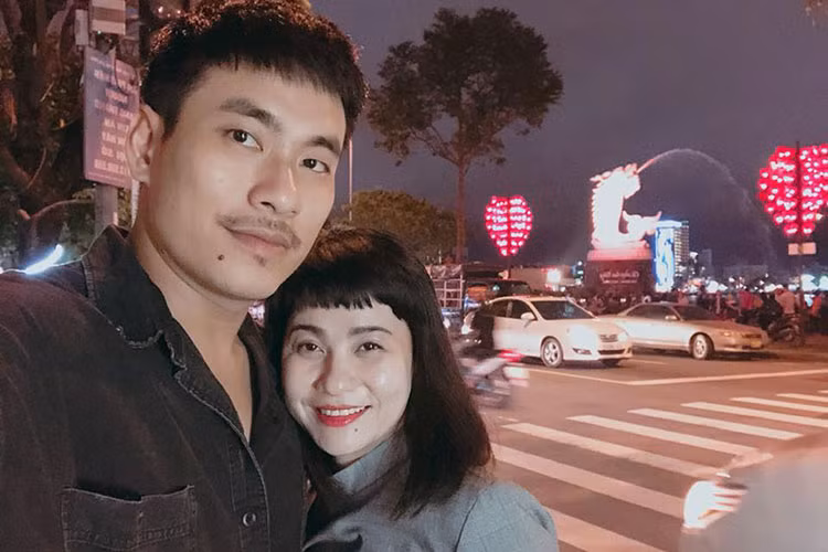 Sau khi chia tay Thái Hòa, Cát Phượng đến với Kiều Minh Tuấn. Nam diễn viên này kém cô đến 18 tuổi. Tuy nhiên, Kiều Minh Tuấn không ngại khoảnh cách tuổi tác hay việc Cát Phượng từng qua một lần đò và có một cậu con trai riêng.