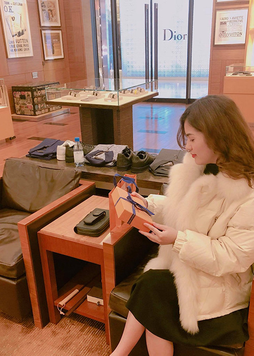 Việt Anh dẫn bà xã xinh đẹp đi mua sắm hàng hiệu.