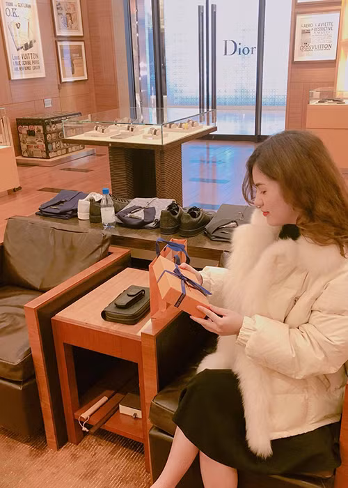 Việt Anh dẫn bà xã xinh đẹp đi mua sắm hàng hiệu.