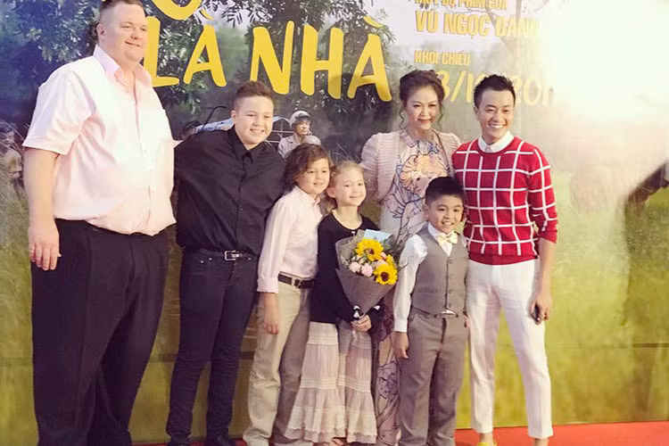 Ngọc Nga lên xe hoa với một doanh nhân người Australia. Vợ chồng cô có hai cậu con trai và một cô con gái.