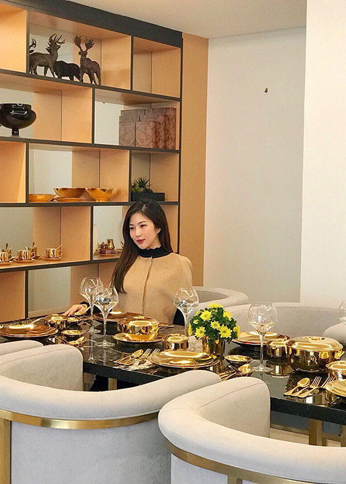 Hương Tràm tận hưởng kỳ nghỉ dưỡng ở Đà Nẵng vào đầu năm mới.