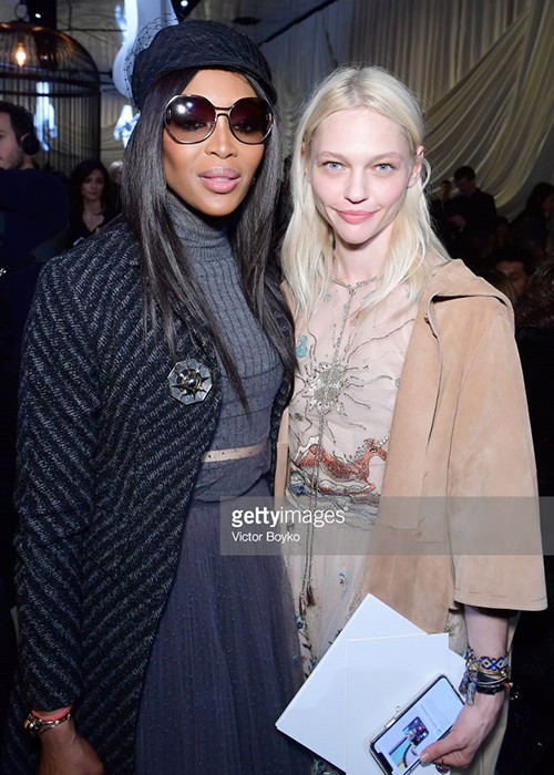 Huyền thoại Naomi Campbell cùng người mẫu Sasha Pivovarova tham dự show diễn năm nay với hình ảnh trái ngược nhau. Nàng "báo đen" quý phái trong bộ cánh tông màu trầm, còn chân dài gốc Nga lại trẻ trung với trang phục in họa tiết động vật kết hợp cùng áo khoác da lộn mang hơn hướm bohemian.