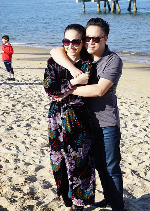 Vợ chồng sao Việt Victor Vũ - Đinh Ngọc Diệp tình tứ trên bãi biển ở Mỹ.