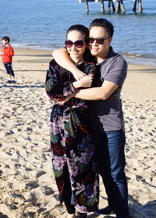 Vợ chồng sao Việt Victor Vũ - Đinh Ngọc Diệp tình tứ trên bãi biển ở Mỹ.