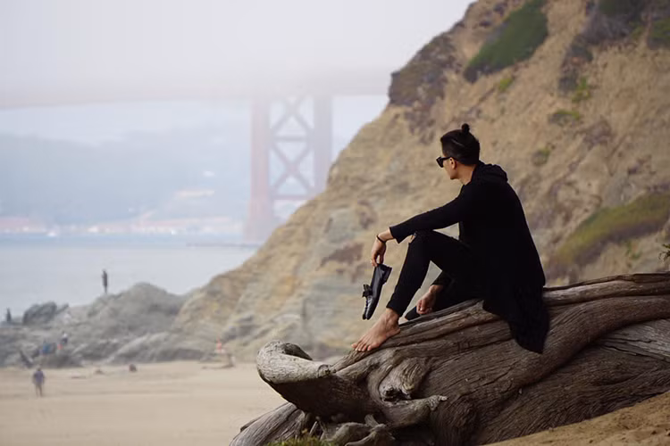 Vĩnh Thụy đăng tải status đầy tâm trạng: “Trong những lúc khó khăn nhất của cuộc sống, ai sẽ là người ở bên cạnh bạn? Ai sẽ giúp đỡ bạn cho dù bạn gặp khó khăn đến nhường nào? Ai sẽ ủng hộ và luôn luôn tin bạn? Và ai sẽ là người không bao giờ giận bạn?”.